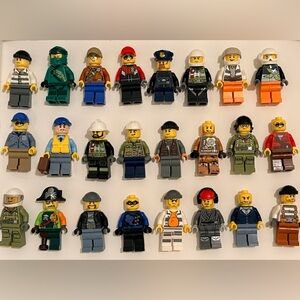 Assorted LEGO Minifigure Lot - 24 figurines